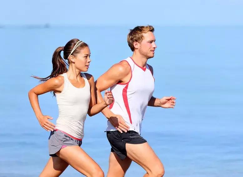 跑步脚上起血泡长什么样子,跑步大脚趾起水泡是怎么回事