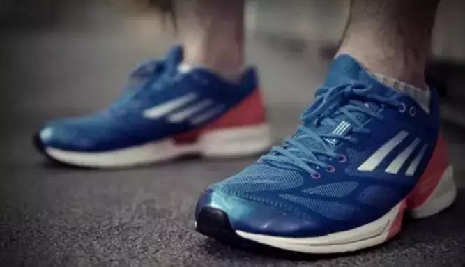 跑步脚上起血泡长什么样子,跑步大脚趾起水泡是怎么回事