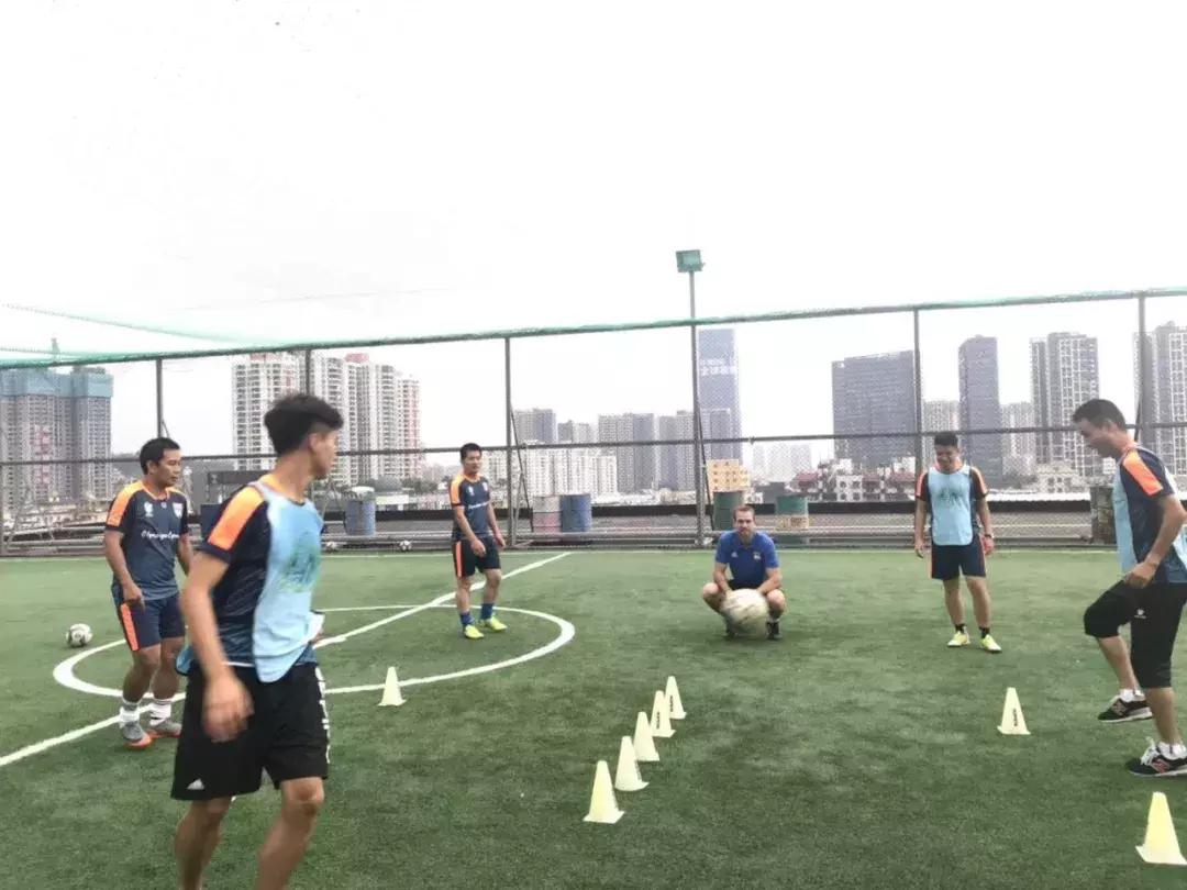 签约仪式足球,青训签约仪式