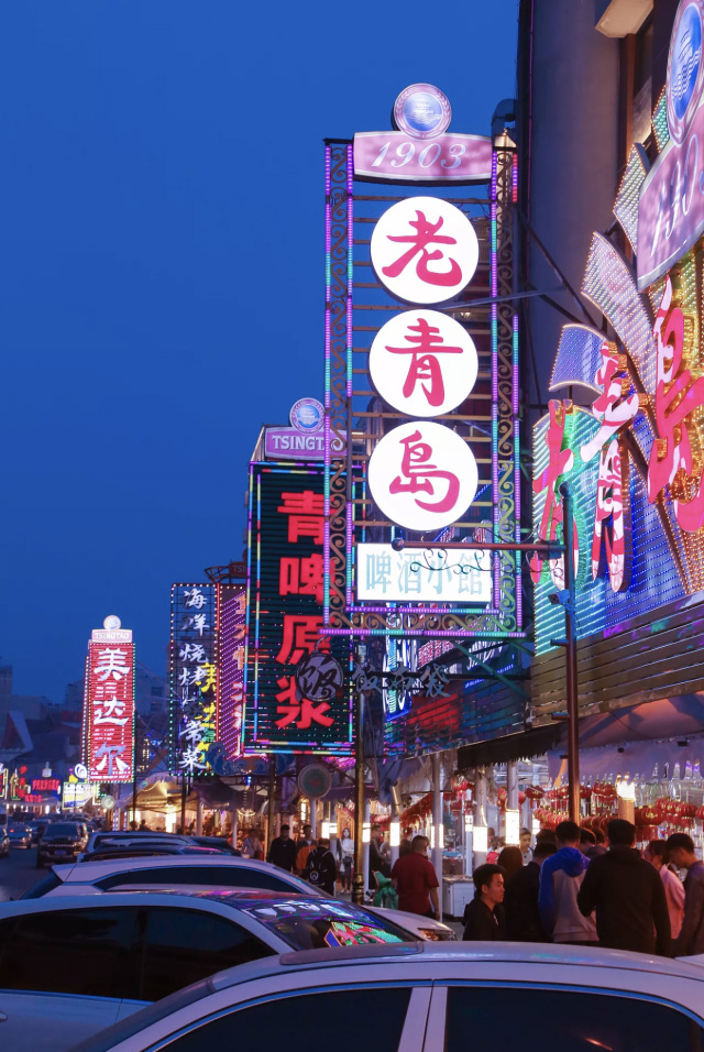 晚上在青岛吹着海风吃海鲜,青岛吹着海风吃着烧烤