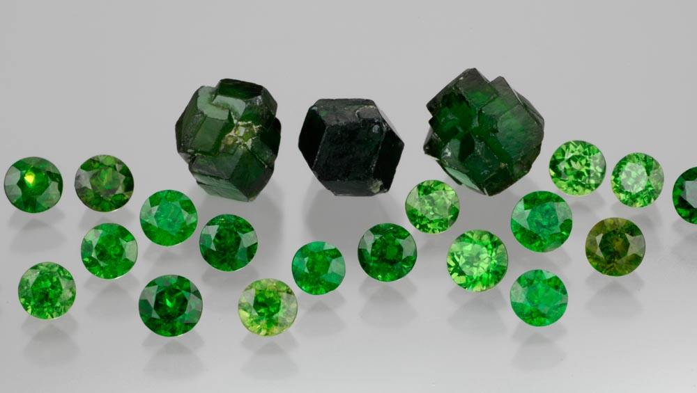 这石头有水果名字，有人称它为女性之石或一月出生者的守护石