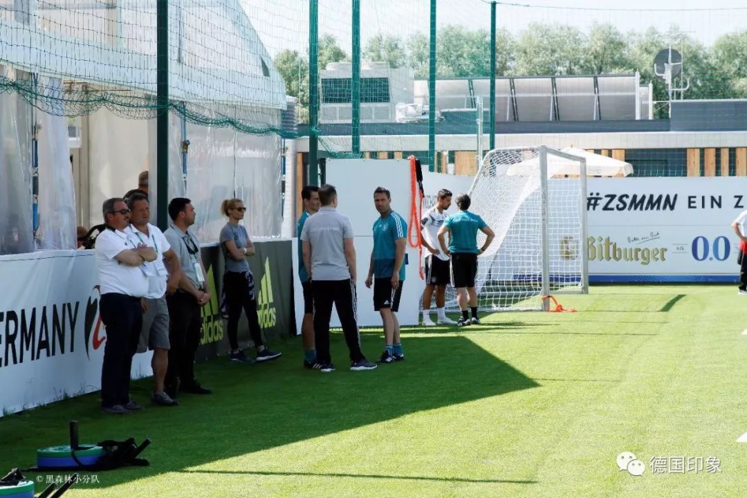 德国夺冠后向观众展示大力神杯,2022世界杯德国队虽败犹荣