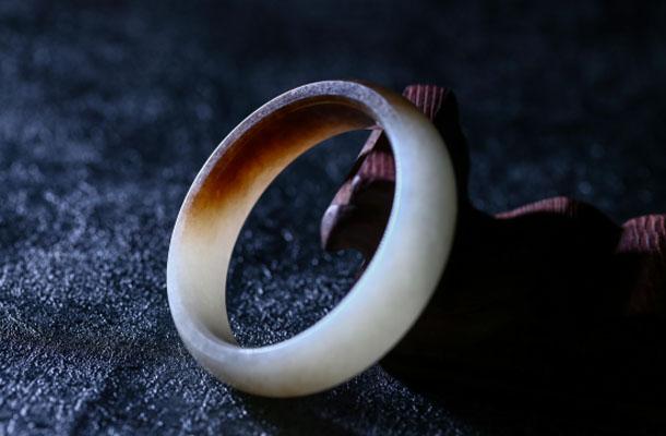 白玉光手镯怎么选,日月昌珠宝图片