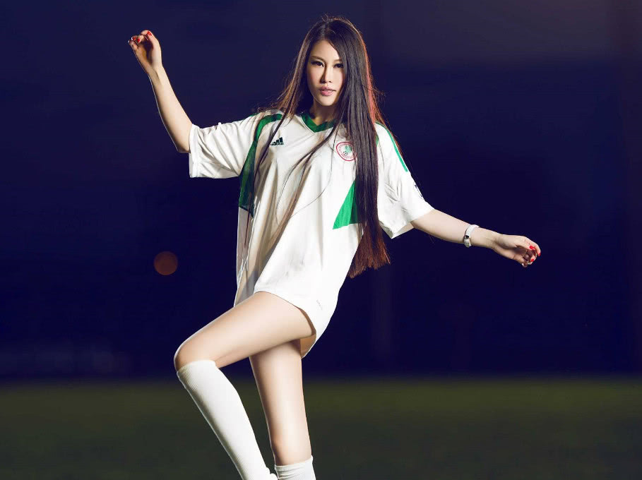 足球宝贝亮相球场视频,足球宝贝登场