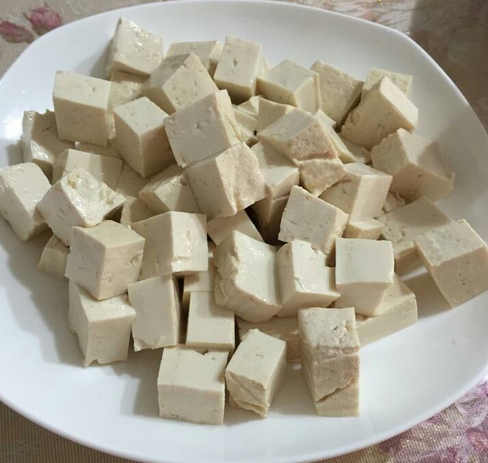 鱼头炖豆腐汤正宗做法,鱼头炖豆腐汤最正宗的做法红烧