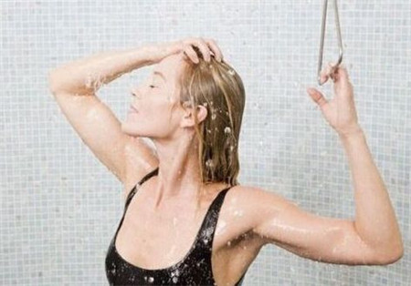 银屑病洗澡用沐浴露好还是香皂好,洗澡是用香皂还是用沐浴露好