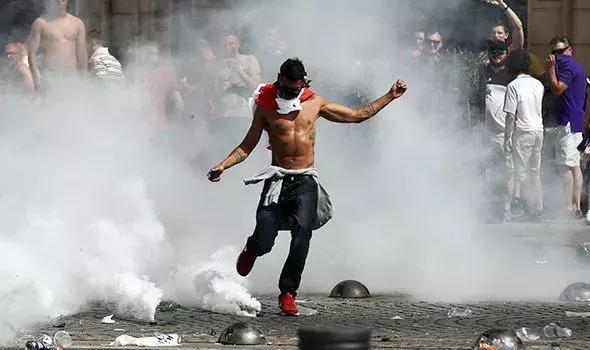 俄罗斯足球流氓打架斗殴,俄罗斯足球流氓暴揍英格兰