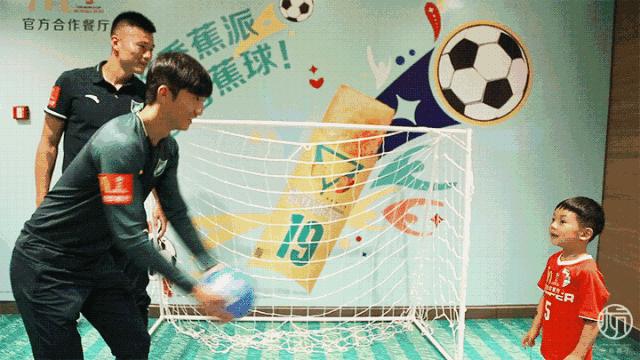 世界杯足球宝贝高燃集锦,球迷热情助威世界杯精彩纷呈