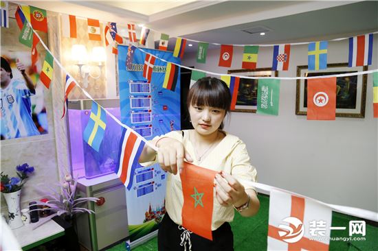 布置世界杯房间,女人为男人布置房间