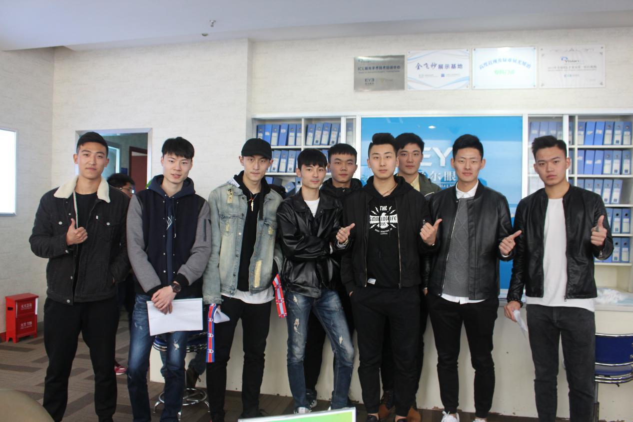 足球运动员近视的有哪些,做过近视手术的足球明星