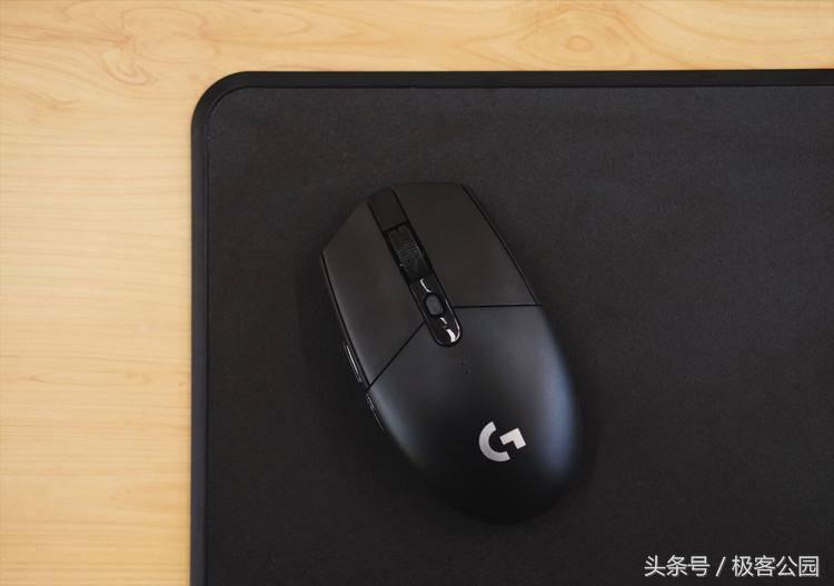 2019公认手感最好的吃鸡游戏鼠标,百元轻量化的无线游戏鼠标推荐