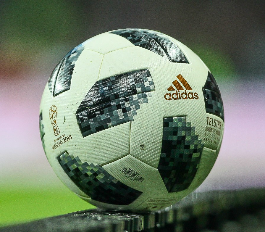 足球是越光滑越好听吗,足球越硬踢得越远吗