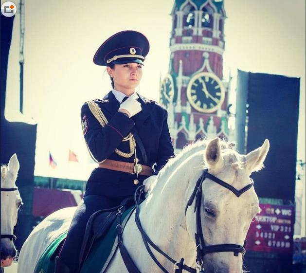 看完俄联邦足球宝贝，看女骑警