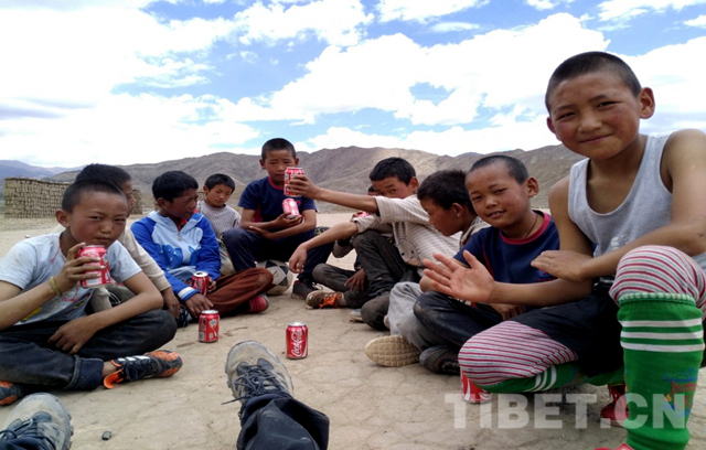 没有专业球鞋却怀揣闪亮梦想雅江边足球小将“预热”世界杯