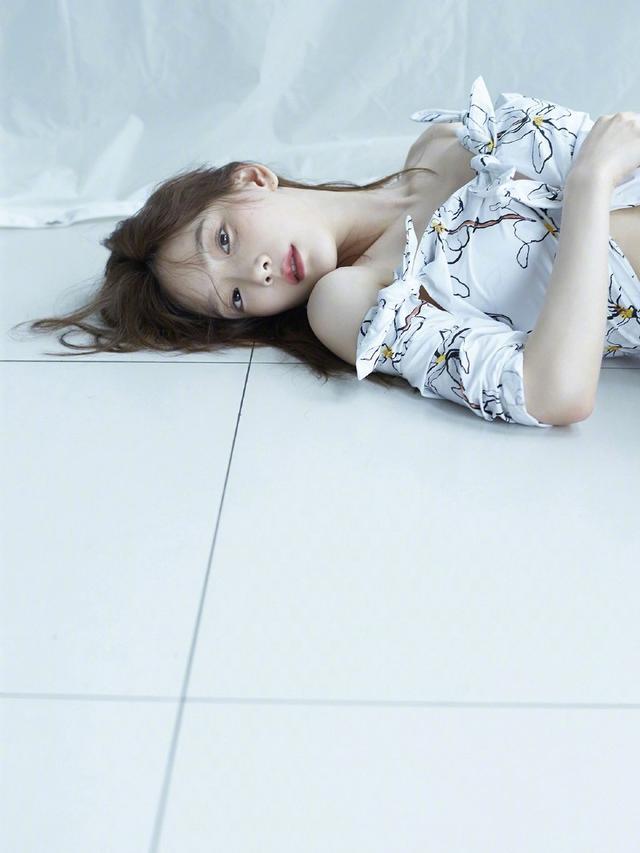 泰妍黑色吊带连衣裙,泰妍秋冬穿搭