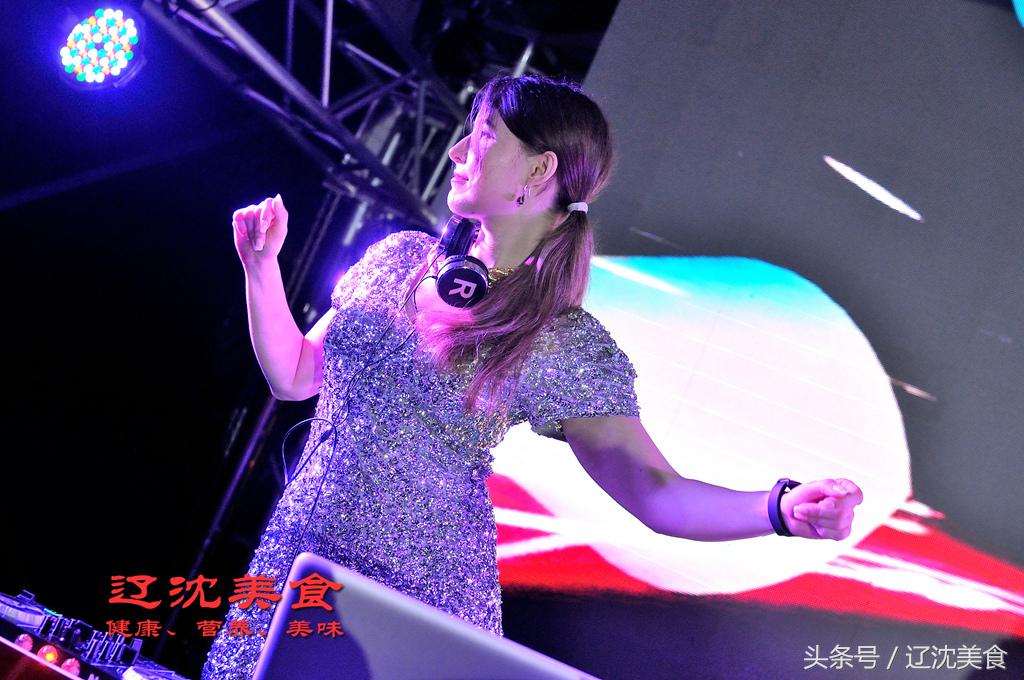 世界杯开幕球迷狂欢,世界杯预选赛沈阳足球现场球迷