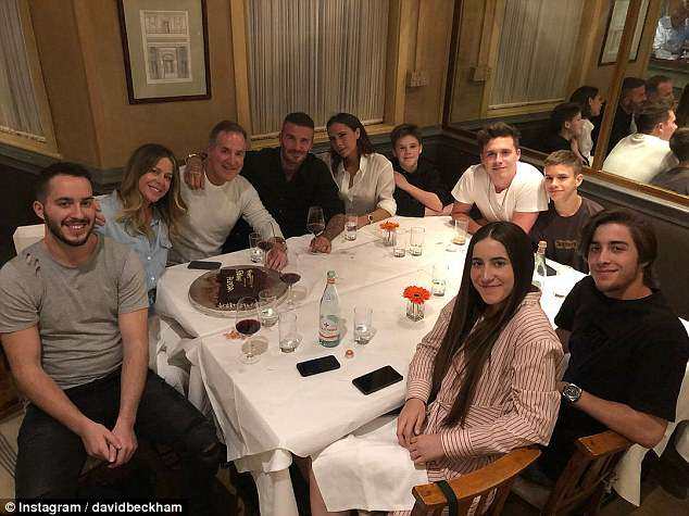 小七贝克汉姆出街,贝克汉姆带小七助阵贝嫂时装秀