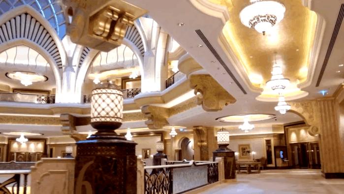 全球唯一座八星级酒店，装饰就用掉40吨黄金，专门配有*博兰**基尼接送