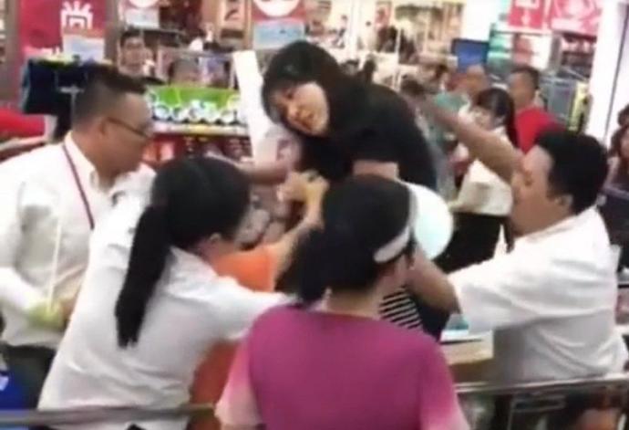 超市两名女员工打架,超市两名女人打架