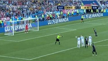 冰岛守门员扑出梅西点球,冰岛门将扑出梅西点球