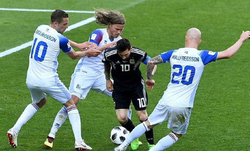 梅西现在是不是超越c罗了,梅西也曾经历过低谷永不放弃