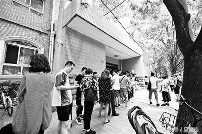 儿童入学家长排队视频,小学入学家长排队