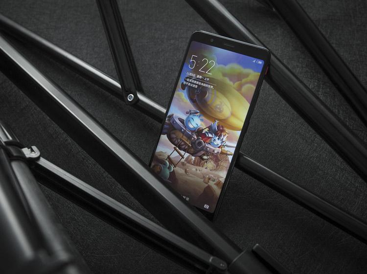 远程看世界杯已满足不了你？用红魔游戏手机来场足球比赛吧