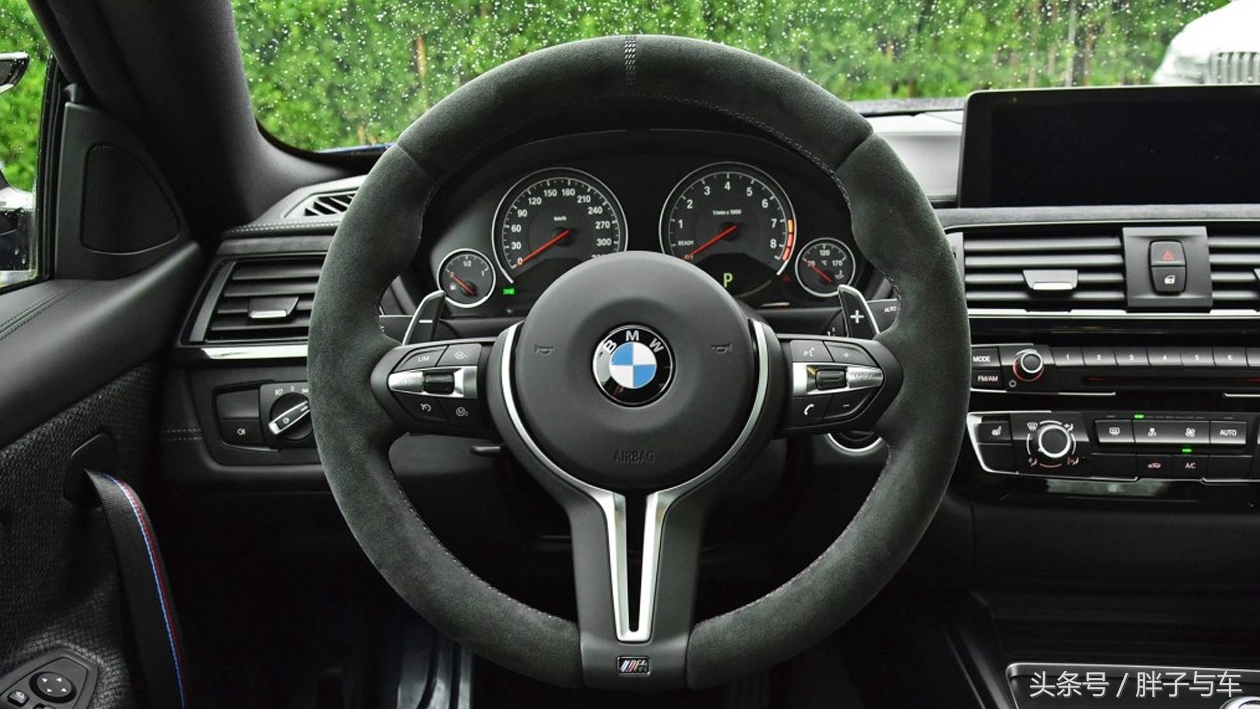 怎样的方向盘手感好,平底方向盘和圆形方向盘哪个好