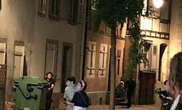 王俊凯王源和易烊千玺骑单车,tfboys王俊凯易烊千玺甩头