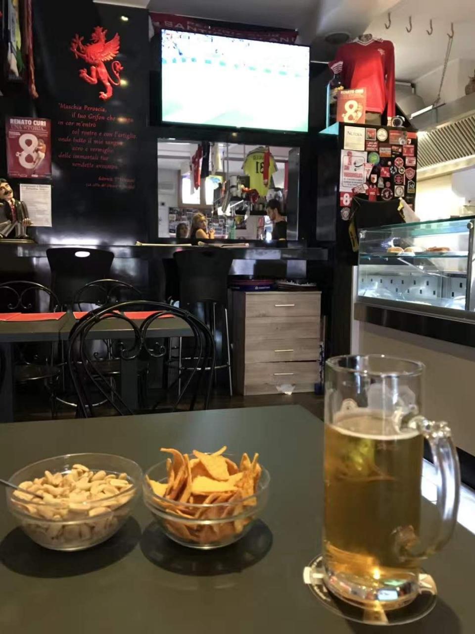 意大利让世界杯走开酒吧空空荡荡只一个中国球迷在看球