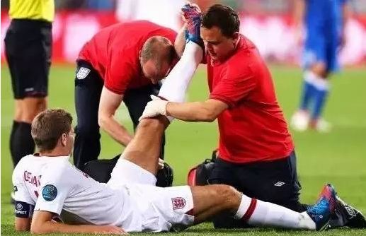 足球常见运动损伤及其急救方法,踢球中遇到的事故和处理方法