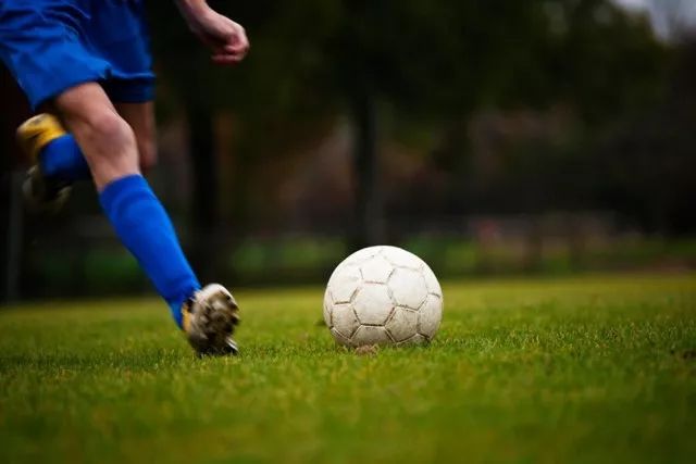 踢球注意事项及禁忌,踢球膝盖常见的伤病