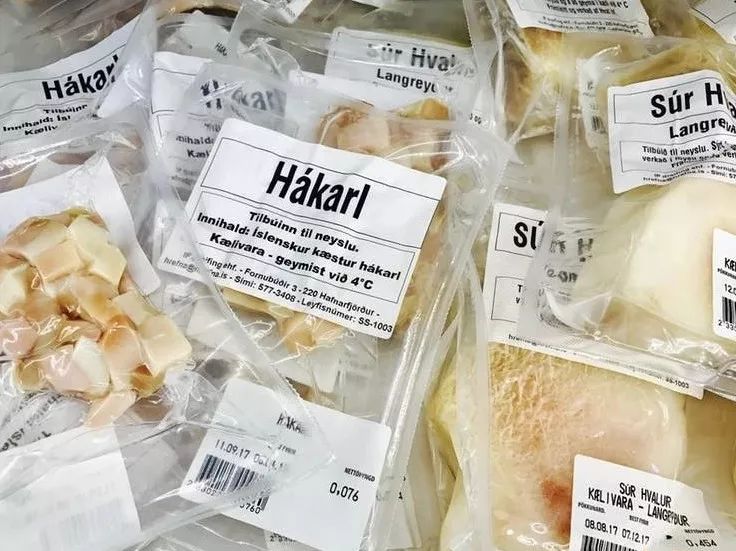 吃变臭鲨鱼肉，喝土豆香菜酿的酒，冰岛人的美食真让人出乎意料！