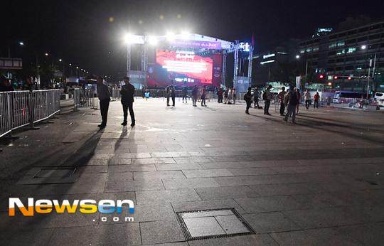 素质高！2.5万韩国球迷齐聚光化门看球输球后捡走垃圾光洁如新