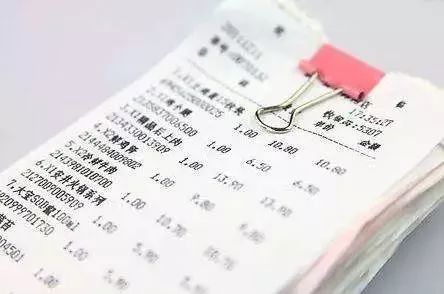 超市小票别扔里面藏有猫腻,超市购物顾客将不要的商品乱扔