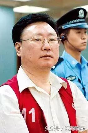 球员无视裁判被红牌罚下,球迷被红牌罚下