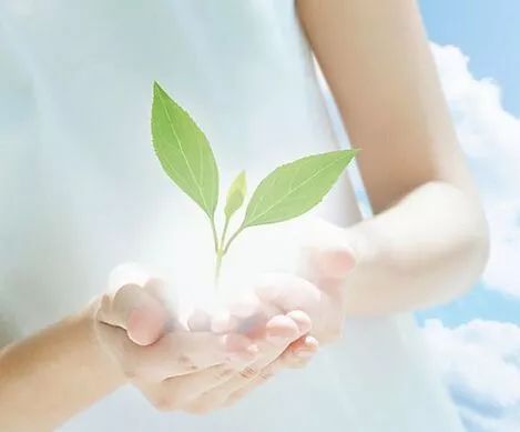 小孩往身体里塞弹珠,小女孩玩磁力珠不小心塞进鼻子里