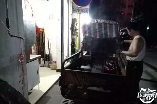 不管有没有世界杯，这家几平方的无名烧烤摊，牛肉串都要预定！