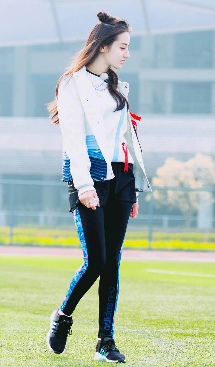 杨幂迪丽热巴黑色衣服,迪丽热巴穿杨幂同款卫衣现身