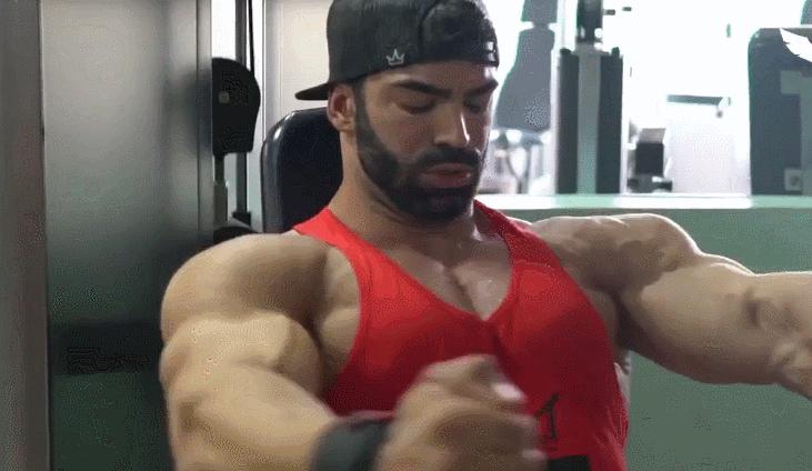 一个动作教你解决胸部问题,胸部下缝的训练方法