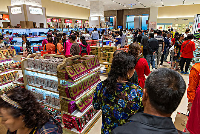 买大件东西是实体店贵还是网购贵,网购服装比实体店贵