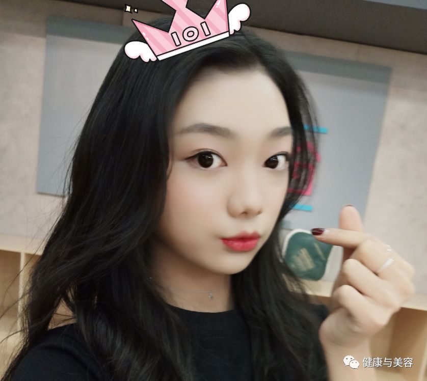 蔡徐坤腮红上热搜！《创造101》小姐姐说腮红用得好，脸小年龄小