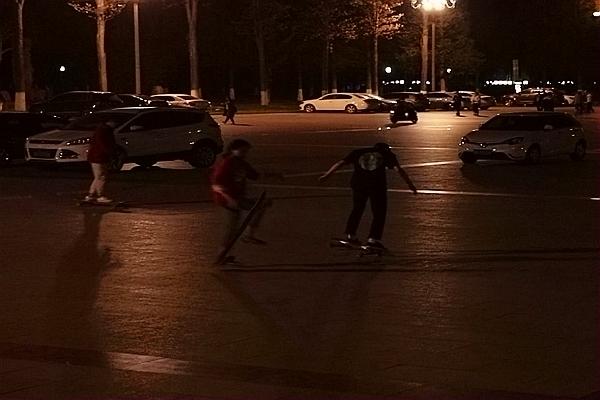 世界滑板日,世界滑板日滑板刷街