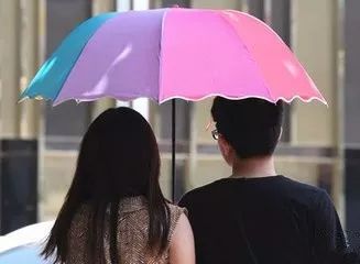 共撑一把伞不一定是情侣哦，也可能是拼伞挡烈日……山西多家高校出现拼伞群