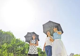共撑一把伞不一定是情侣哦，也可能是拼伞挡烈日……山西多家高校出现拼伞群
