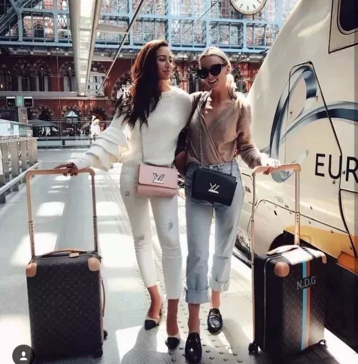 我们是茫茫人海中巧遇的相似灵魂,豆蔻年华里连结的双生花朵