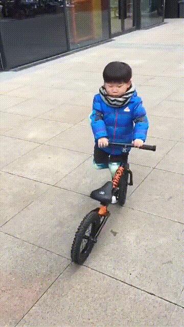 南京3岁萌娃，旋风小子骑平衡车