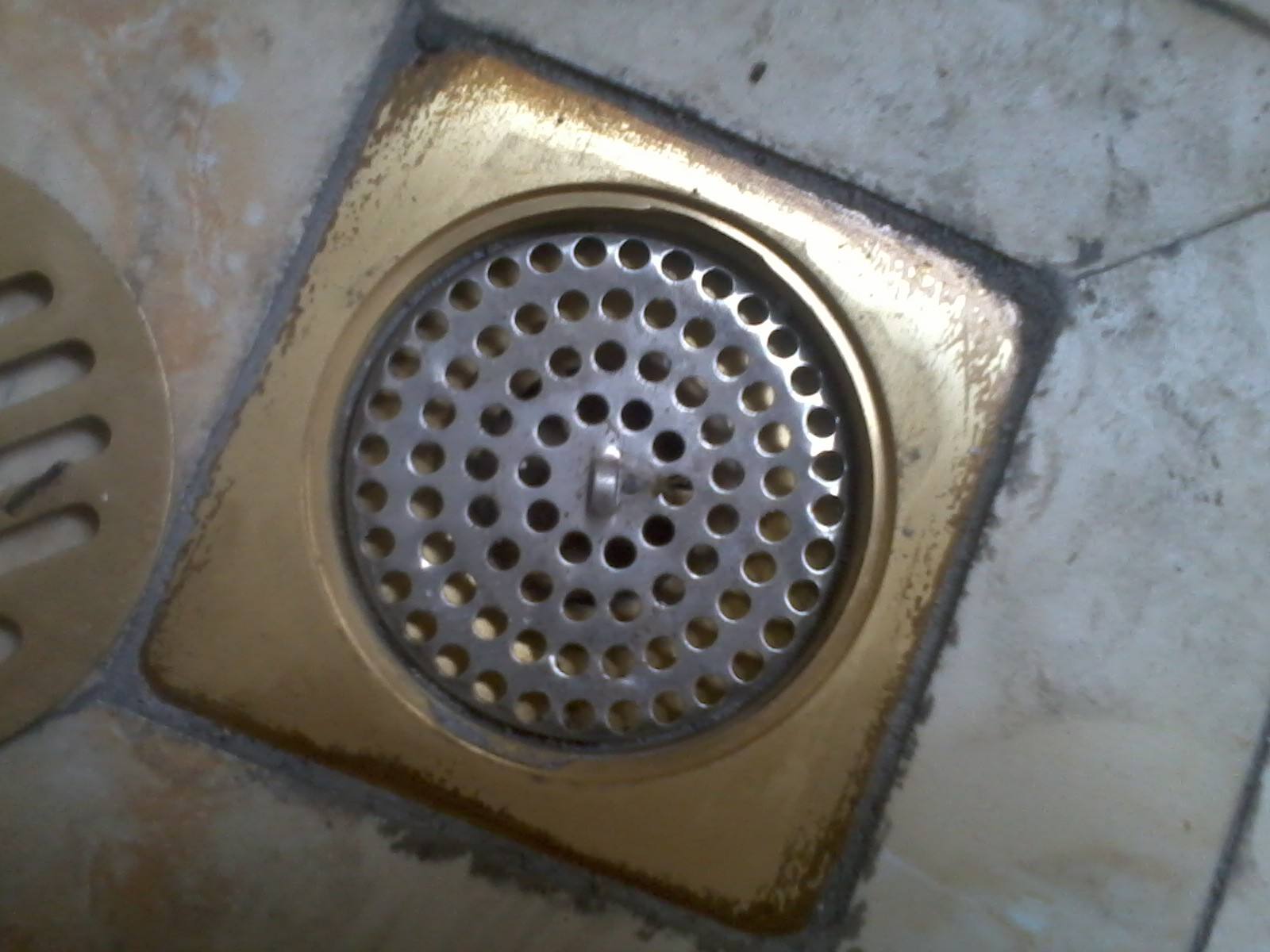 地漏上为什么有锈迹,地漏污垢清除