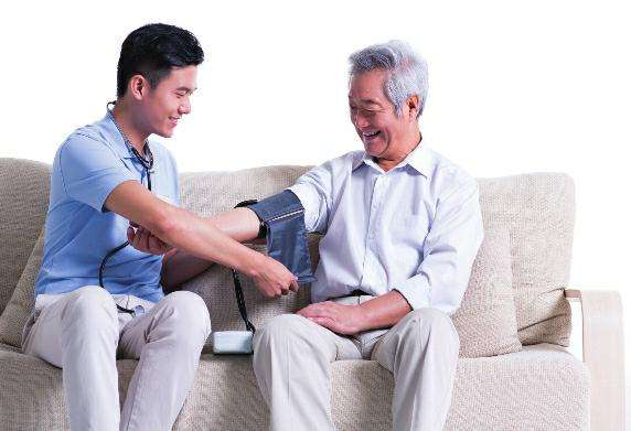 女子半夜十二点感觉腿上奇痒,女子睡觉半夜全身瘙痒