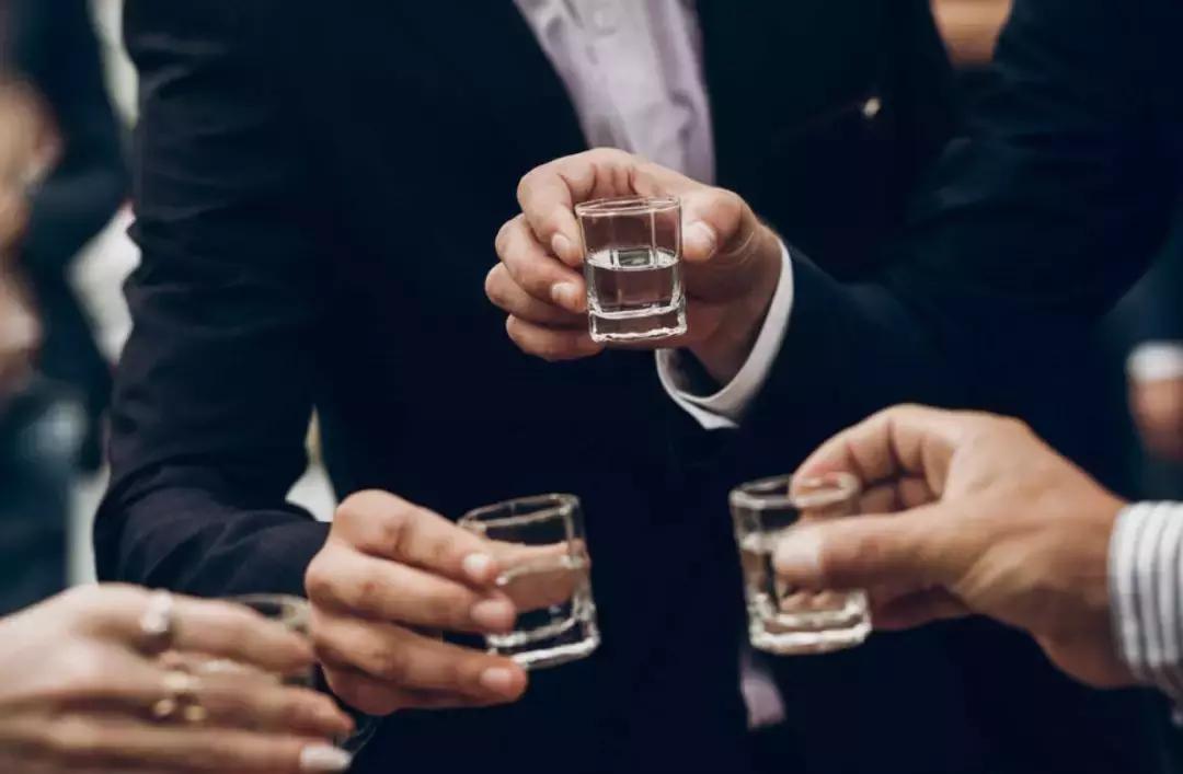 俄罗斯人吃鱼子酱配伏特加,伏特加配什么餐